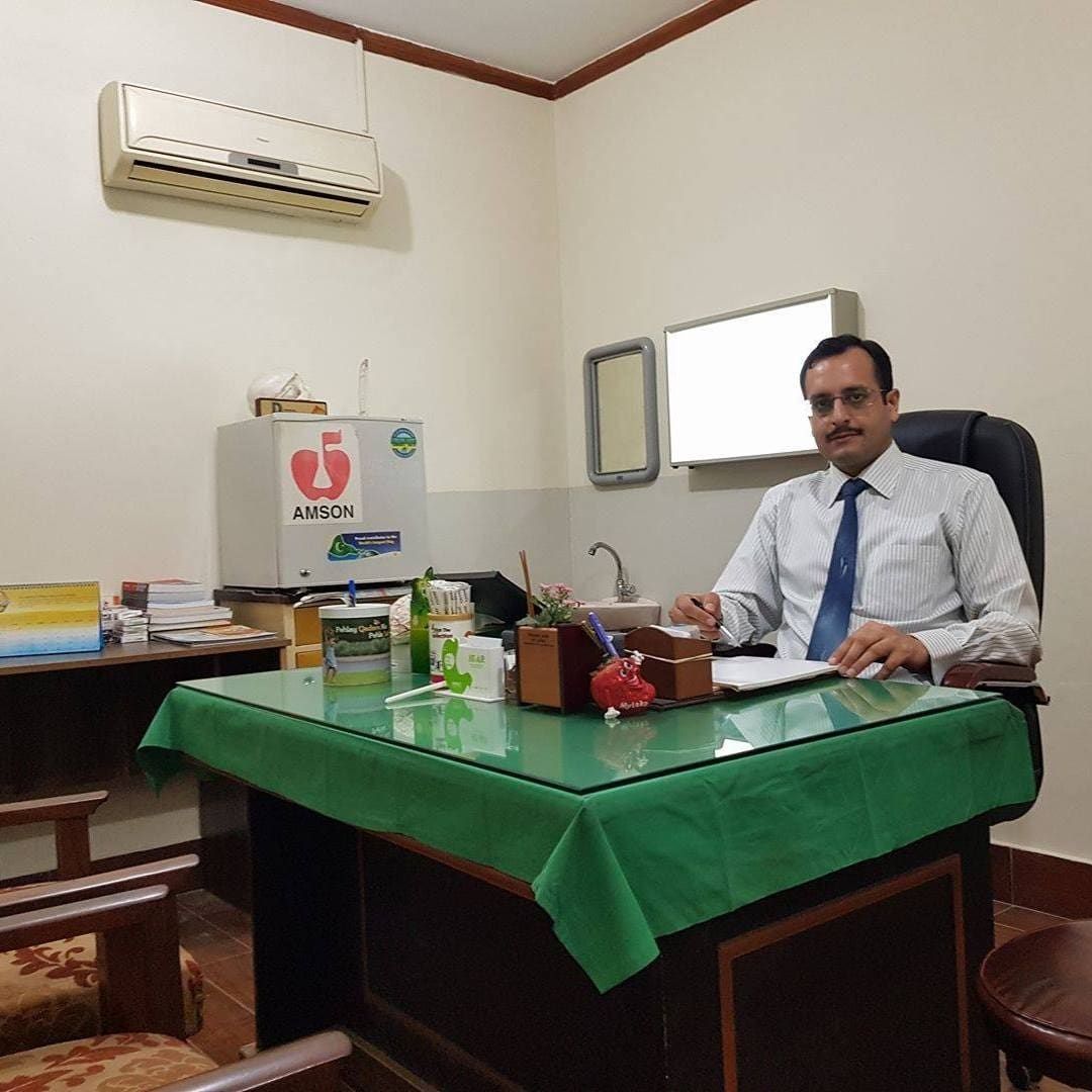 Dr. Waqas Mehdi teaching MBBS students at KEMU Mayo Hospital