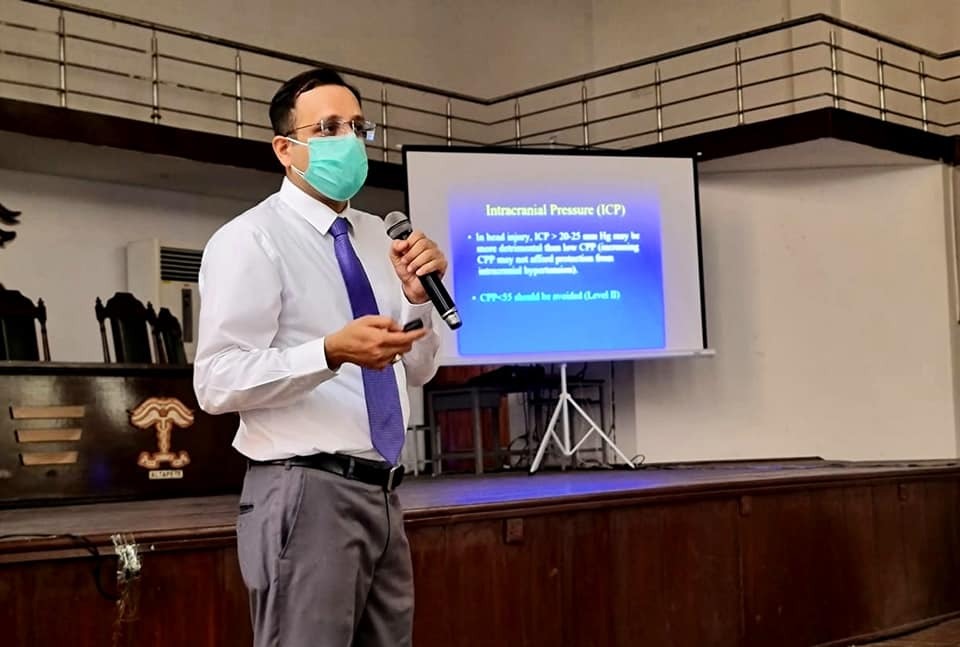 Dr. Waqas Mehdi with medical students during ward rounds